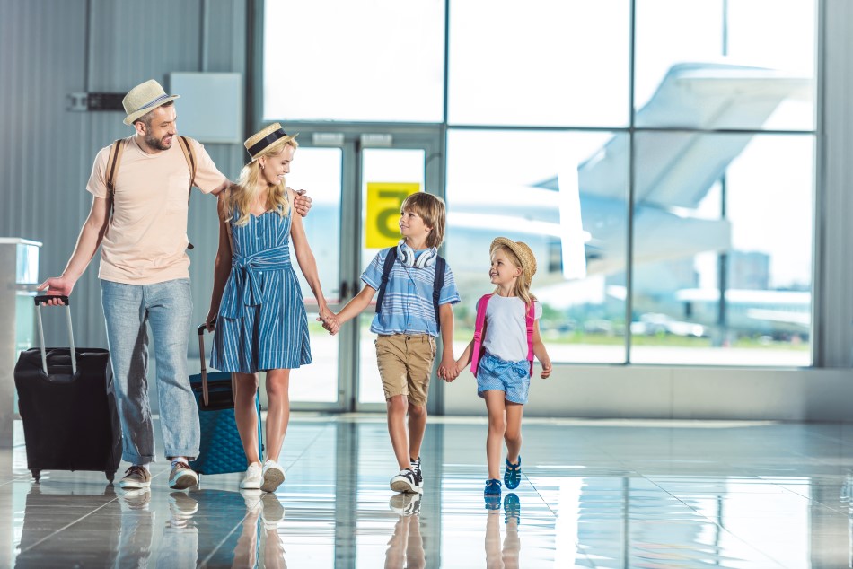 Familie i lufthavn